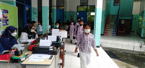 siswa mengantri pendaftaran